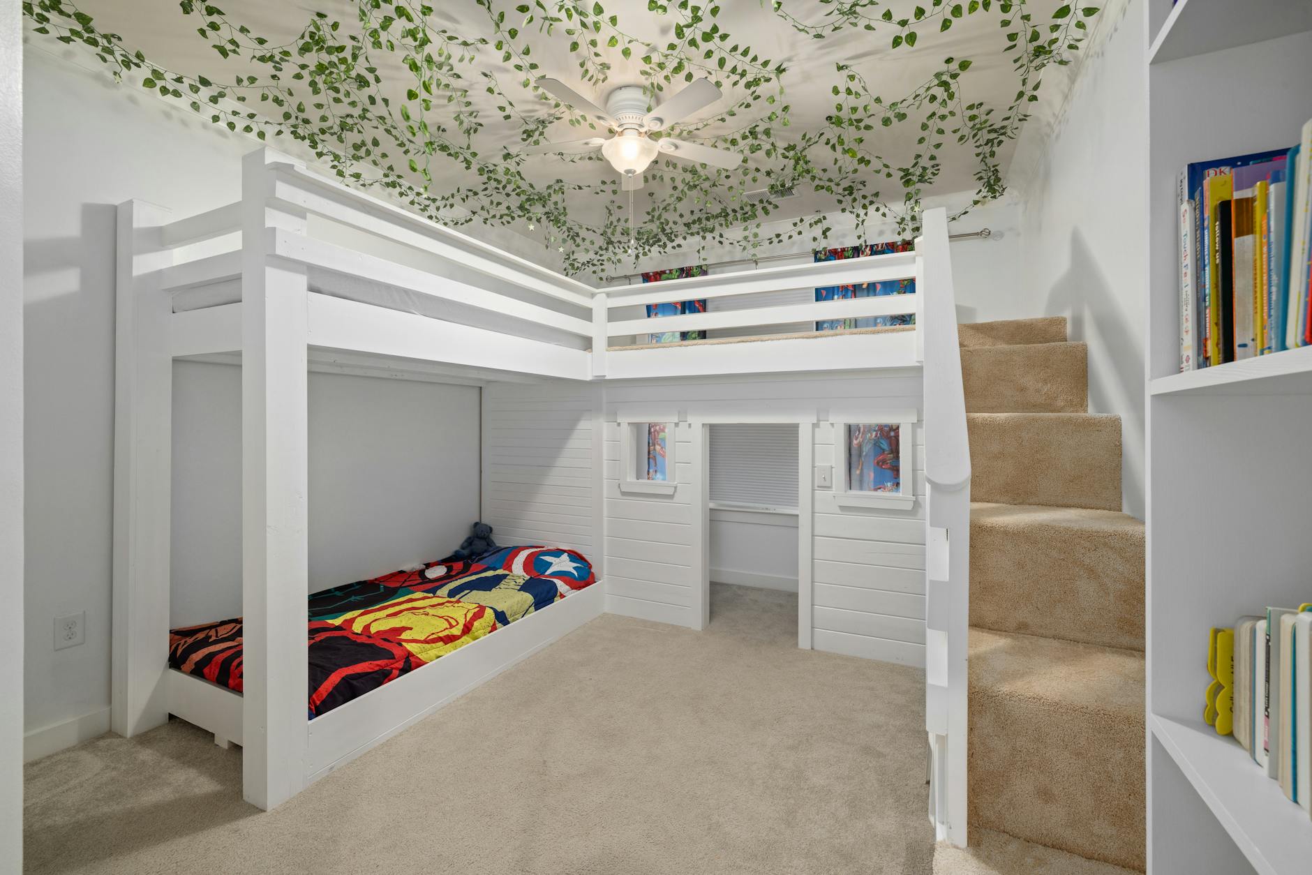 Pokój dziecięcy w stylu retro z białym łóżkiem piętrowym i liśćmi na suficie