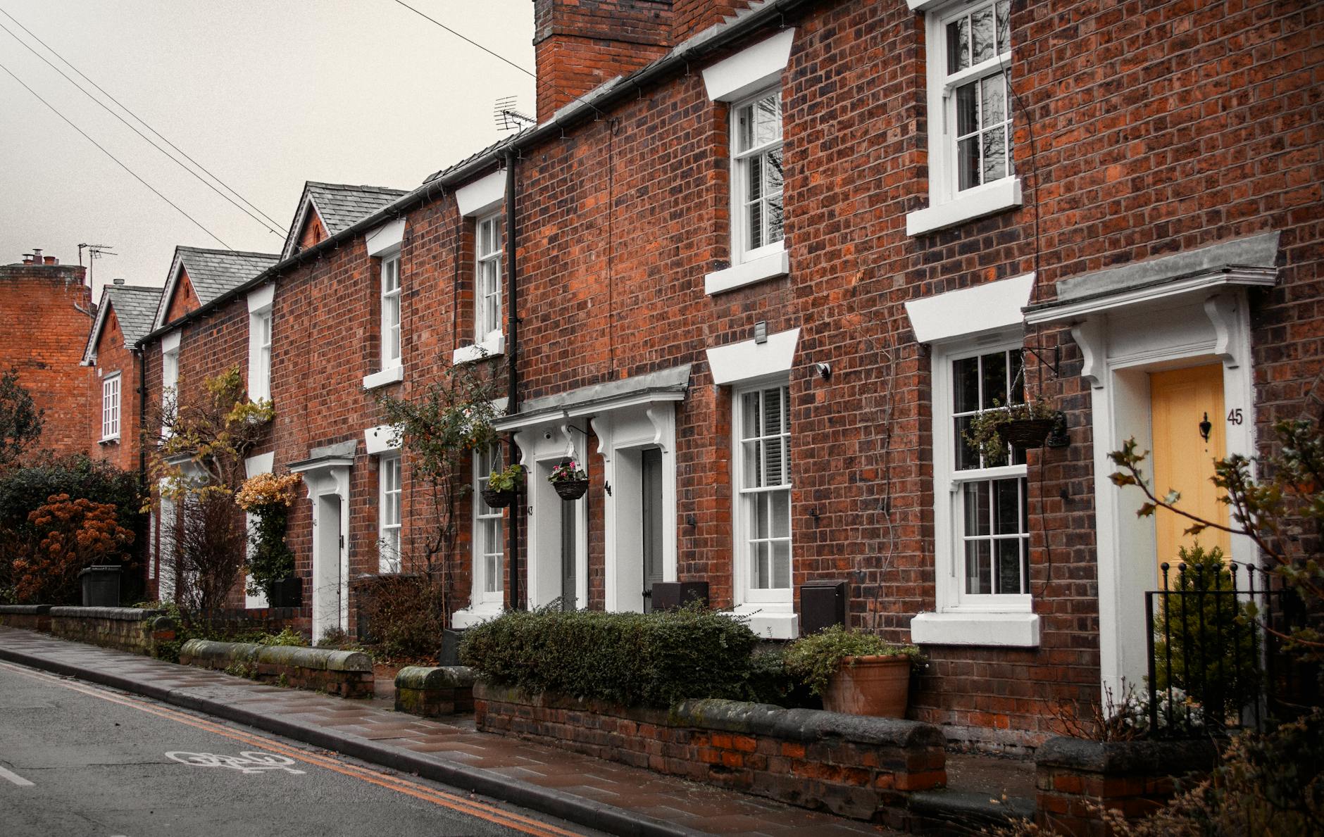 Ceglano-brytyjskie kamienice w Shrewsbury przy spokojnej ulicy