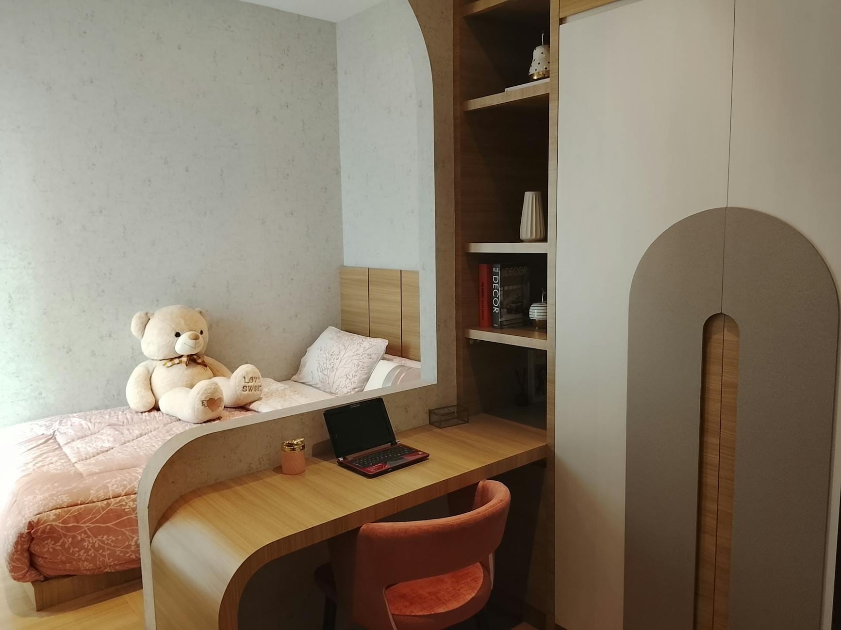 Zamień komodę w biurko: pomysł na strefę nauki w ciasnym pokoju Przytulna sypialnia z łóżkiem, misiem i małym biurkiem do nauki