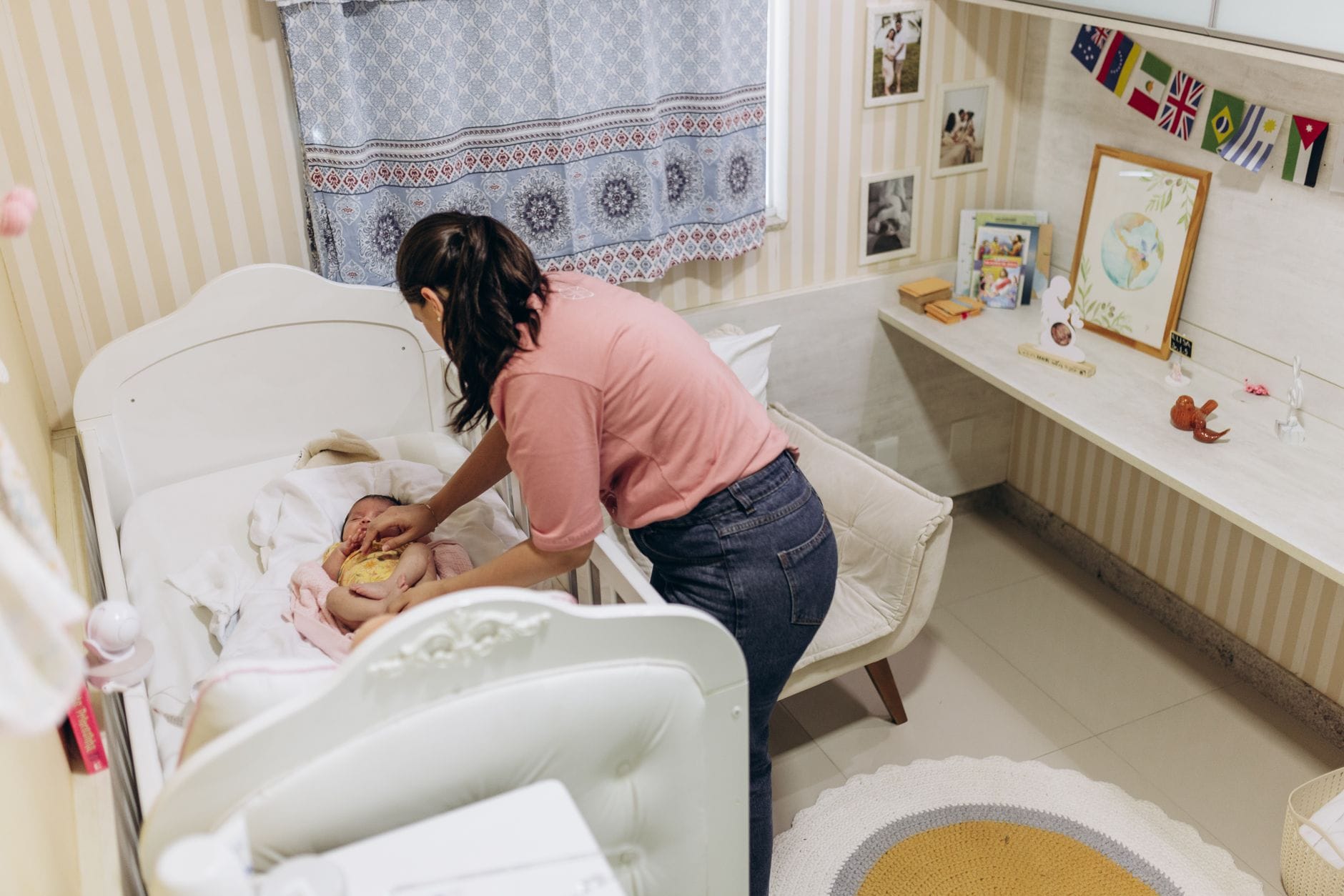 Mama opiekuje się niemowlęciem w przytulnym, bezpiecznym pokoju dziecka