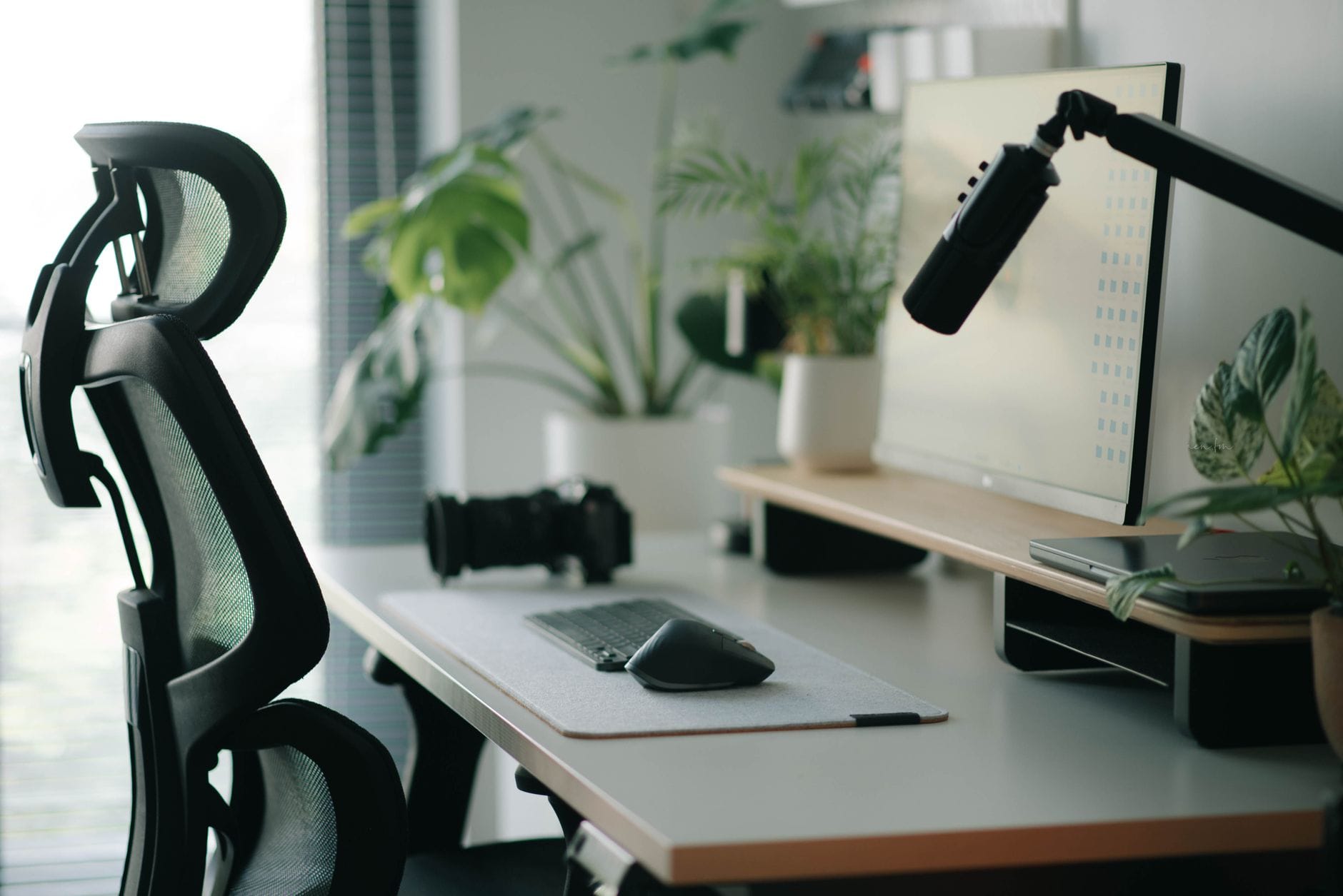 Nowoczesne biuro domowe z ergonomicznym krzesłem przy biurku