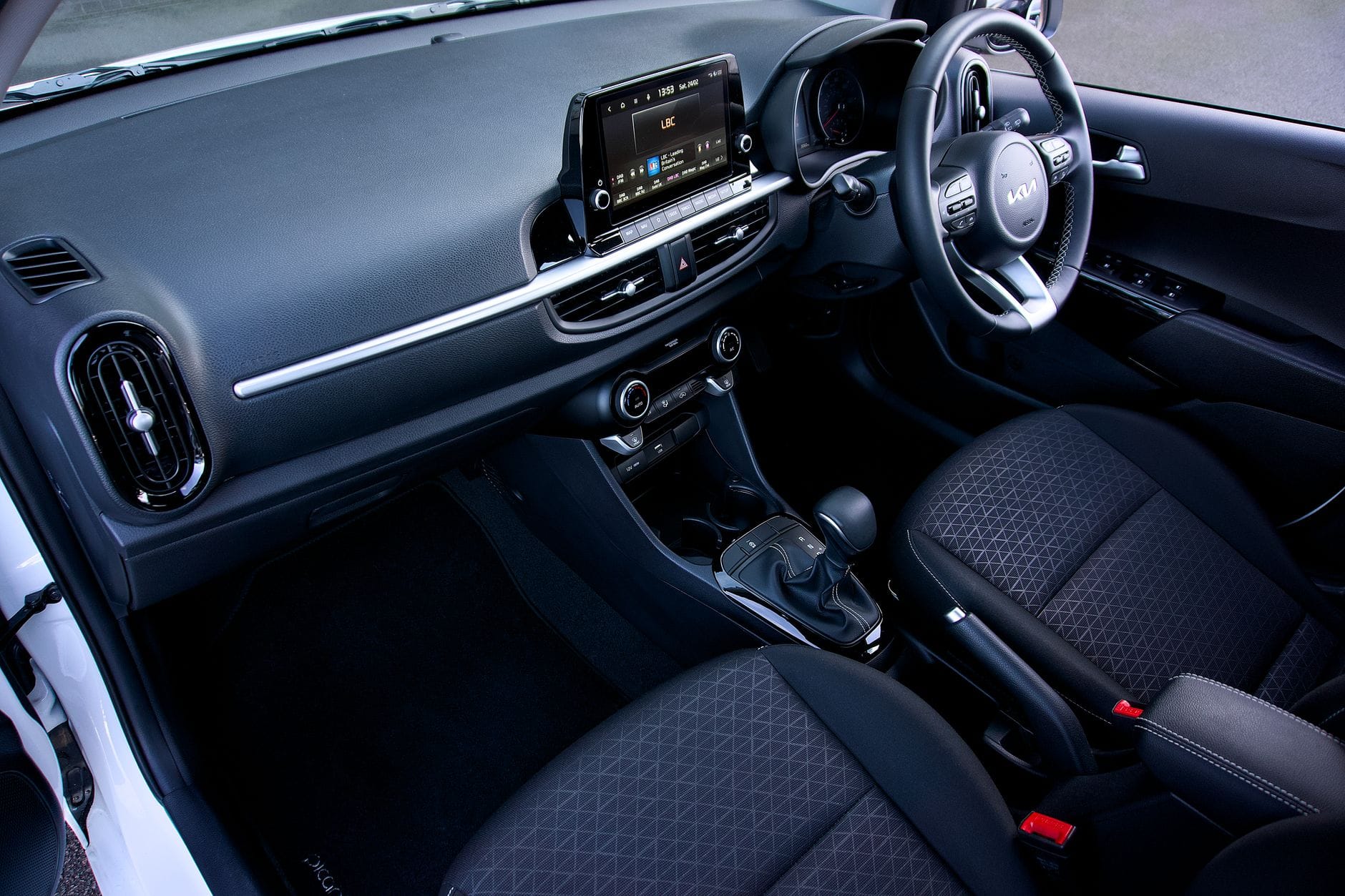 Wnętrze Kia Picanto z nowoczesną deską rozdzielczą i panelami sterowania